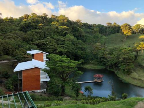 Фотография гостиницы Burbi Lake Lodge Monteverde