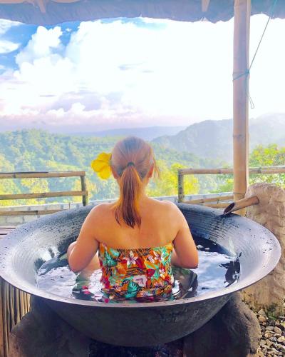 Фотография базы отдыха Singalong Salceda's Mountain View Kawa Bath and Garden Camp Tent Adventure