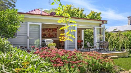 Фотография гостевого дома Poppy Cottage-delightful pet friendly weatherboard