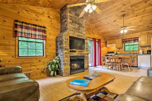 Фотографии гостевого дома 
            Bryson City Cabin in Smoky Mountains with Hot Tub!