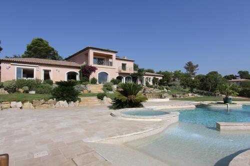 Фотография мини отеля Suites de Prestige JACUZZI "EXT" CHAUFFE sur demande à 39 degrés Mougins Cannes Grasse