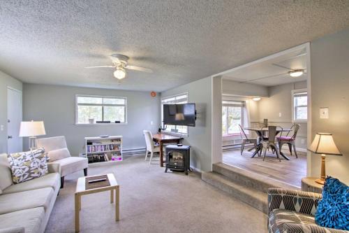 Фотография гостевого дома Waterfront Anderson Island Home with Kayaks