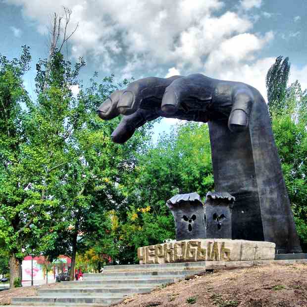 Фотографии памятника 
            Памятник чернобыльцам