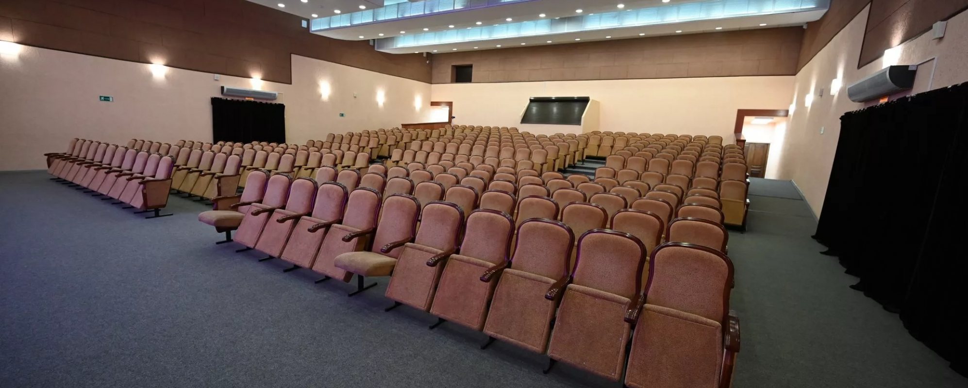 Фотографии конференц-зала Зрительный зал ДК Свердловский