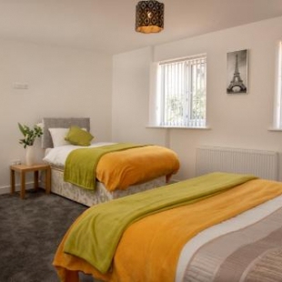 Фотография гостевого дома Fantastic Large House with Private Parking