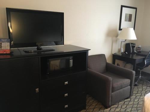 Фотография гостиницы Holiday Inn Express Hotel & Suites Cadillac, an IHG Hotel