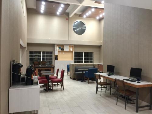 Фотография гостиницы Holiday Inn Express & Suites - Tulare, an IHG Hotel