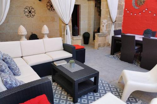 Фотография гостевого дома Boutique Style Farmhouse + Sunny Pool + Terraces