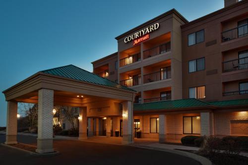 Фотография гостиницы Courtyard Chicago St. Charles