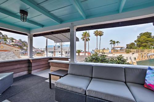 Фотография гостевого дома Charming Catalina Home with Deck Walk to the Beach!