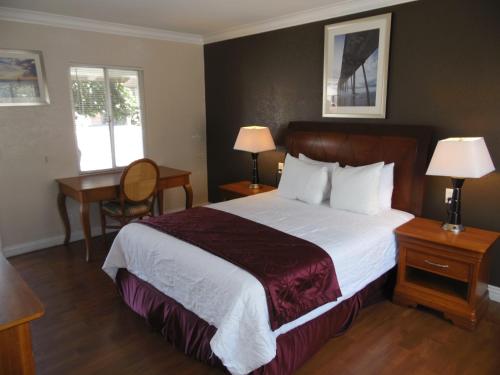 Фотография мотеля Hi-Way Host Motel