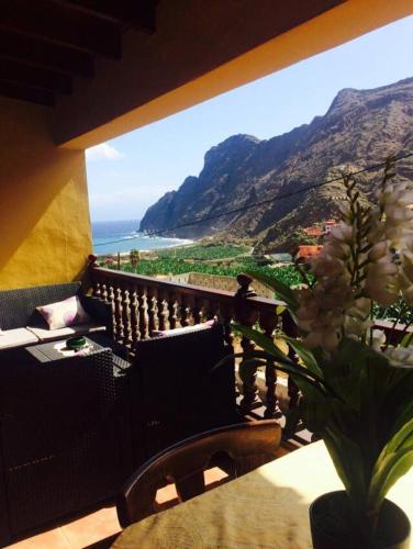 Фотография гостевого дома 2 bedrooms house at Hermigua 600 m away from the beach with sea view and furnished balcony