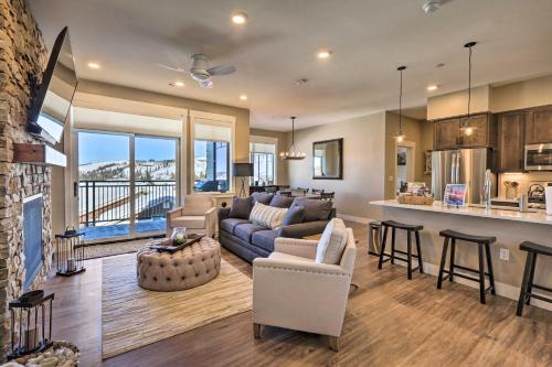 Фотография гостевого дома Condo with View - 1 Block to Main St - 4 Mi to Ski!