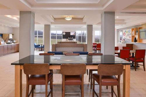 Фотография гостиницы Holiday Inn Express Mineral Wells, an IHG Hotel