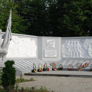 Фотография достопримечательности Мемориальный комплекс на братской могиле советских воинов