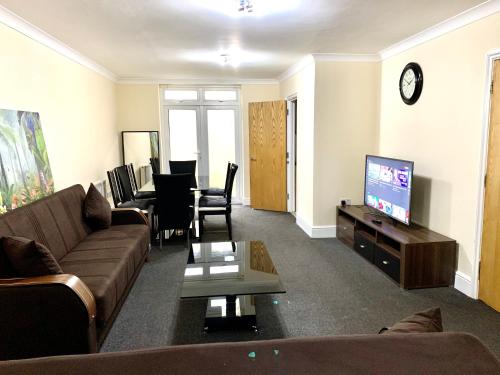 Фотография гостевого дома 4 Bedrooms, 3 bathrooms , Reception, Kitchen, Garden, FullHouse