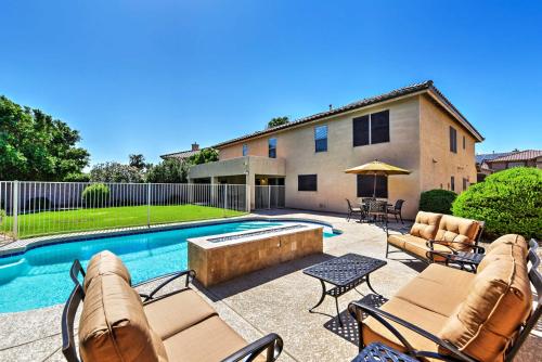 Фотографии гостевого дома
Spacious Litchfield Park Home with Yard, Heated Pool
