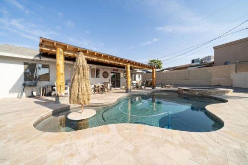 Фотография гостевого дома Stay Easy With A Pool & Spa, Quiet Relaxing Home!