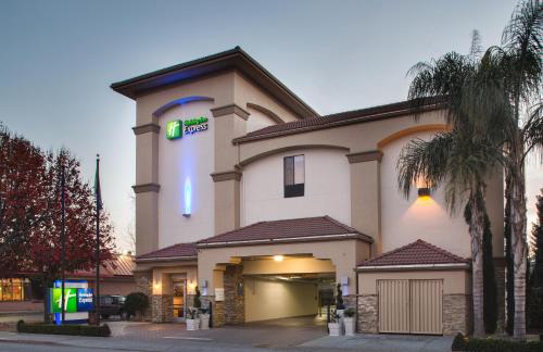 Фотография гостиницы Holiday Inn Express Redwood City Central, an IHG Hotel