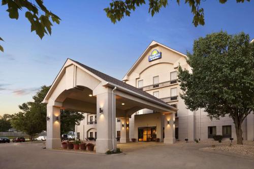 Фотография гостиницы Days Inn & Suites by Wyndham Cedar Rapids