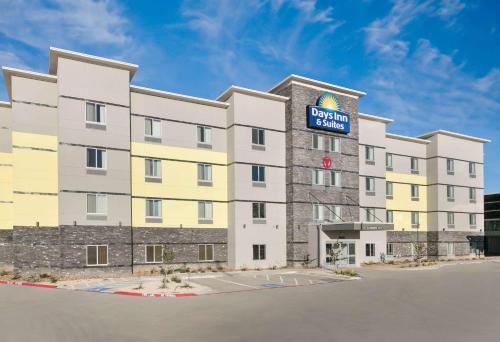 Фотография гостиницы Days Inn & Suites by Wyndham Lubbock Medical Center