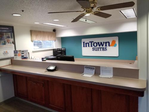 Фотография гостиницы InTown Suites Extended Stay Atlanta GA - Indian Trail