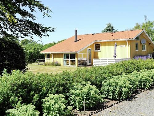 Фотография гостевого дома Three-Bedroom Holiday home in Hemmet 81