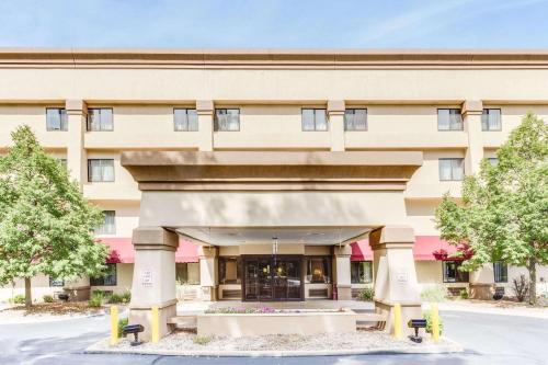 Фотография гостиницы Baymont by Wyndham Kalamazoo