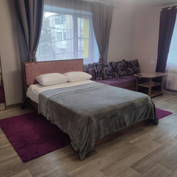 Фотографии квартиры 
            Квартира студия в фиолетовых тонах