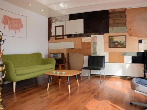 Фотография гостевого дома Vintage Holiday Home in South Holland by the Forest