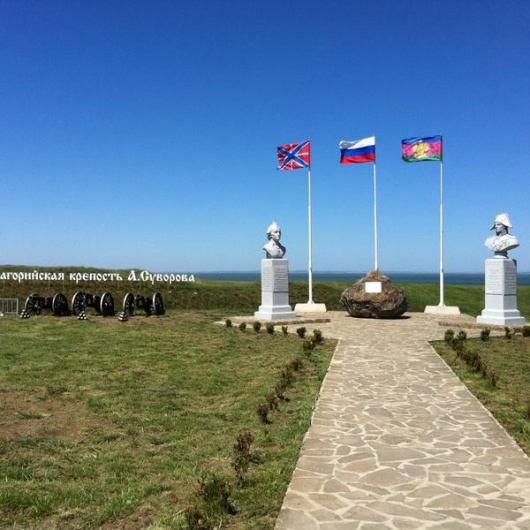 Фотографии памятника 
            Бюсты Александра Суворова и Федора Ушакова