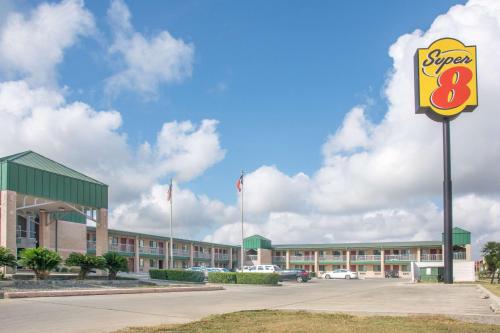 Фотография гостиницы Super 8 by Wyndham Seguin