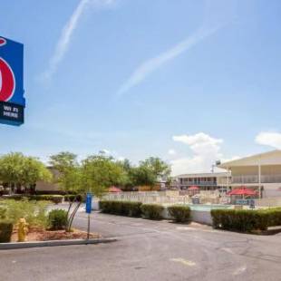 Фотографии гостиницы 
            Motel 6-Youngtown, AZ - Phoenix - Sun City