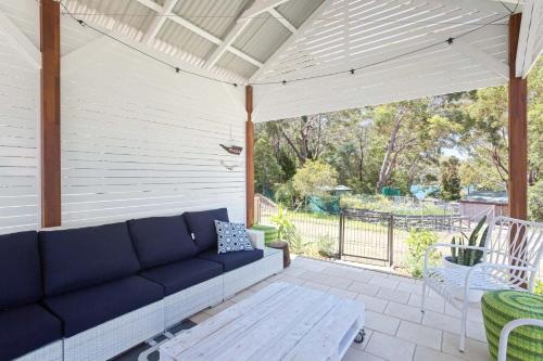 Фотография гостевого дома Little Beach House' 4 James Crescent - Little Beach with air con, WiFi and boat parking!