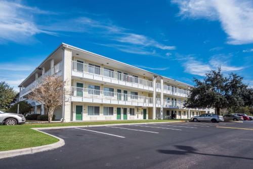 Фотография мотеля HomeTowne Studios by Red Roof Orlando - UCF Area