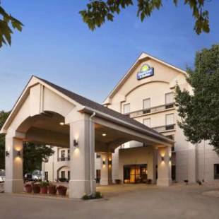 Фотографии гостиницы 
            Days Inn & Suites by Wyndham Cedar Rapids