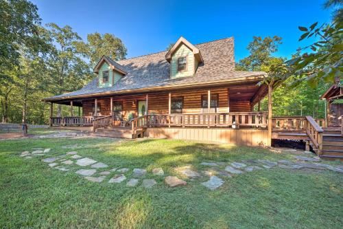 Фотография гостевого дома Rustic Broken Bow Retreat with Hot Tub and Deck!