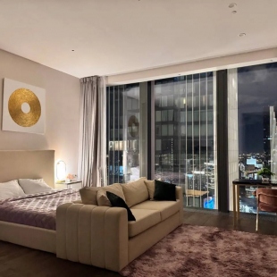 Фотография квартиры Апартаменты Sky City Moscow LUX Студия с большим окном с видом на все башни и город!