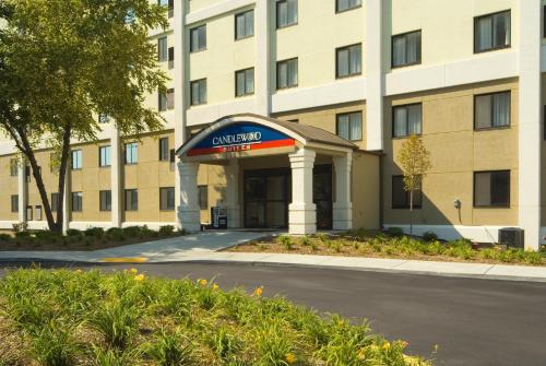 Фотография гостиницы Candlewood Suites Indianapolis Downtown Medical District, an IHG Hotel