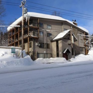 Фотография гостевого дома Skiers paradise! Close to slopes + heated pool!