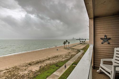 Фотографии гостевого дома
Breezy Beachfront Condo in Heart of Corpus Christi