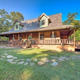 Фотография гостевого дома Rustic Broken Bow Retreat with Hot Tub and Deck!