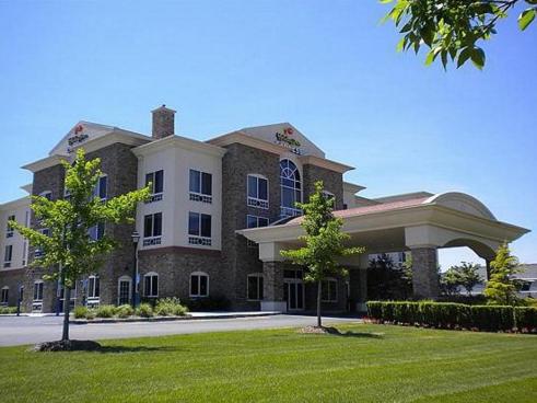 Фотография гостиницы Holiday Inn Express Hotel & Suites East End, an IHG Hotel