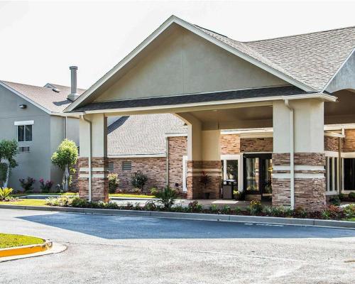 Фотография гостиницы Clarion Inn & Suites Savannah Midtown