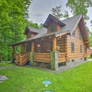 Фотография гостевого дома Lake Wallenpaupack Cabin with Shared Pool!