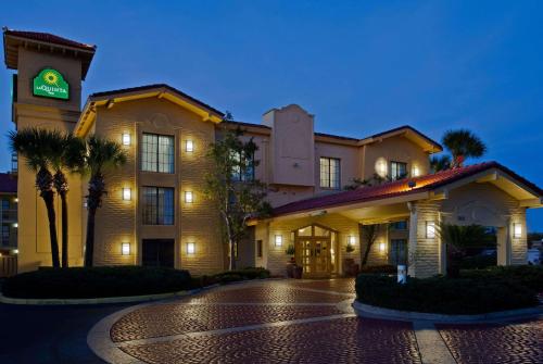 Фотография гостиницы La Quinta Inn by Wyndham Orlando Airport West
