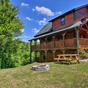 Фотография гостевого дома Family Escape with WiFi, Theater, Hot Tub and Mtn View