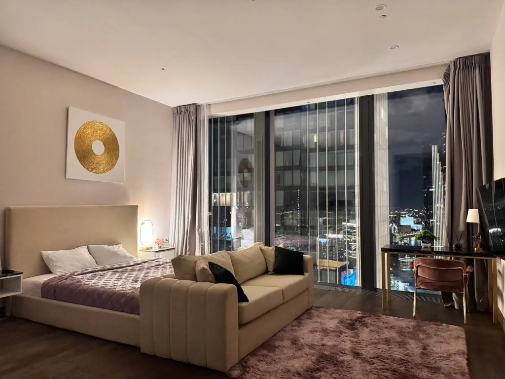 Фотография квартиры Апартаменты Sky City Moscow LUX Студия с большим окном с видом на все башни и город!