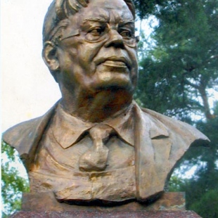 Фотография памятника Бюст Н.Н. Боголюбова