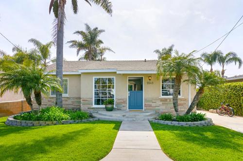 Фотография гостевого дома Ultimate Beach Bungalow - 1 block from beach - huge backyard